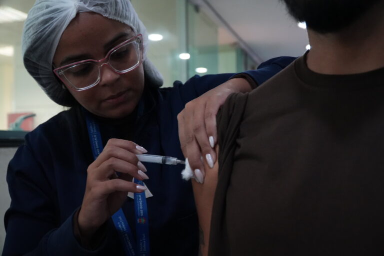 Servidores municipais de São Gonçalo recebem atendimentos de saúde e participam de curso de primeiros socorros.