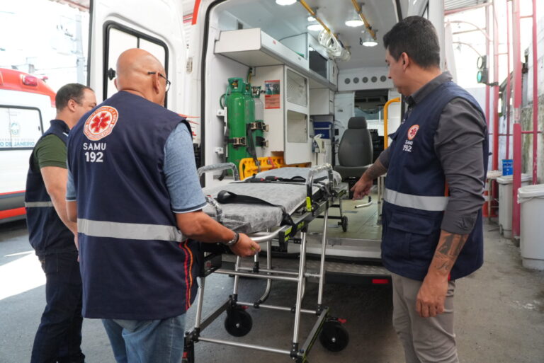 Ambulância do Samu adaptada para pacientes com obesidade grave em São Gonçalo, com maca reforçada e espaço interno.
