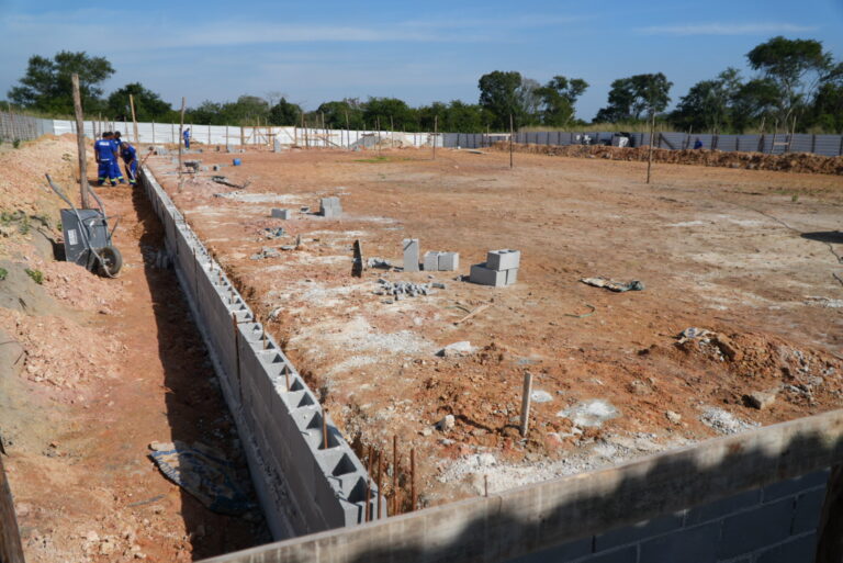 Obras de construção do novo complexo esportivo com campo de futebol e rampas de acessibilidade em São Gonçalo.