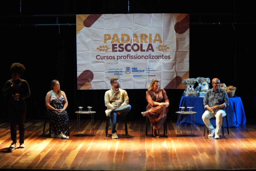 Grupo de formandos dos cursos de panificação e confeitaria da Padaria Escola em São Gonçalo com certificados.