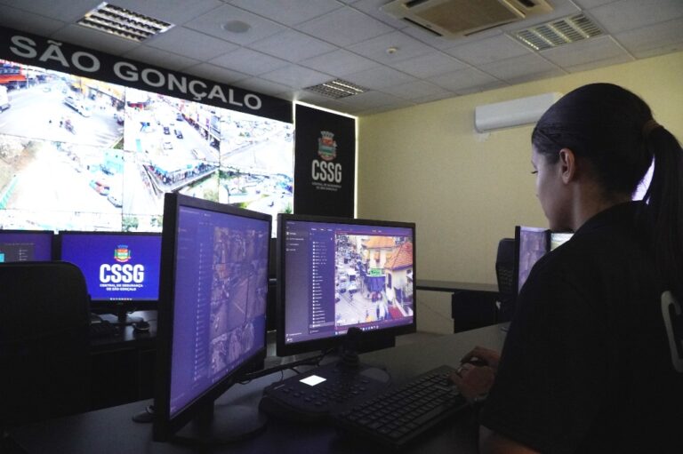 Vista aérea de São Gonçalo com destaque para câmeras de segurança monitorando ruas e áreas públicas.