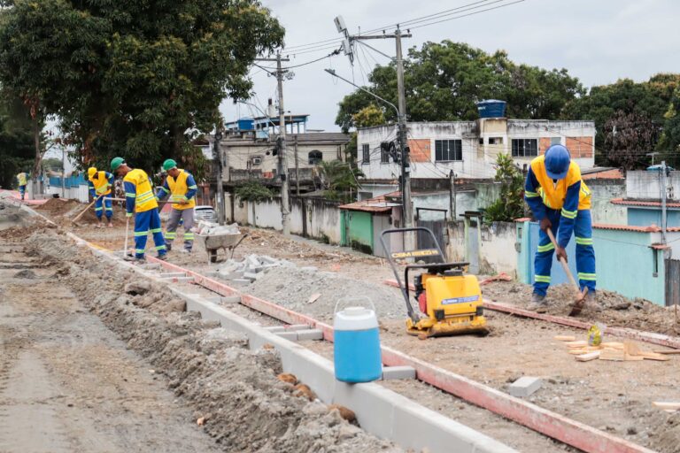 Trabalhadores em obra de ciclovia com máquinas e material de construção na Rua José Rosendo de Souza, Jardim Catarina, São Gonçalo.