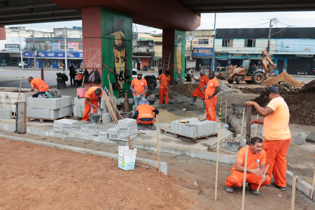 Obras de reordenamento urbano no Jardim Catarina, São Gonçalo, com novas calçadas e paisagismo.