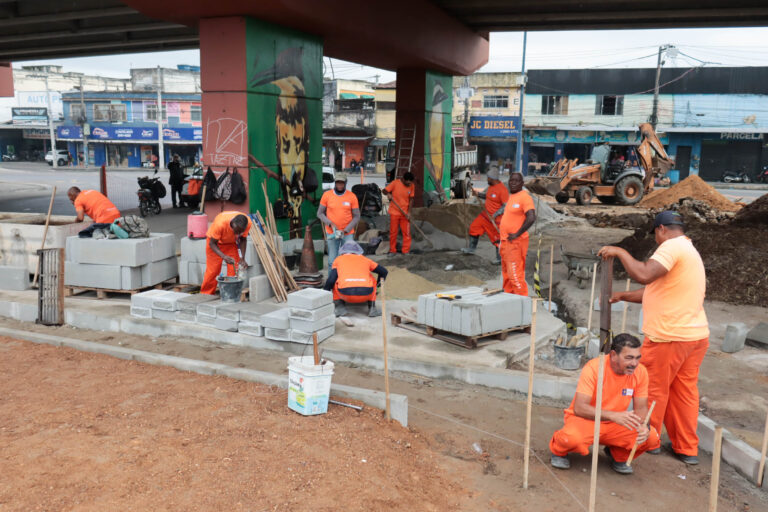 Obras de reordenamento urbano no Jardim Catarina, São Gonçalo, com novas calçadas e paisagismo.