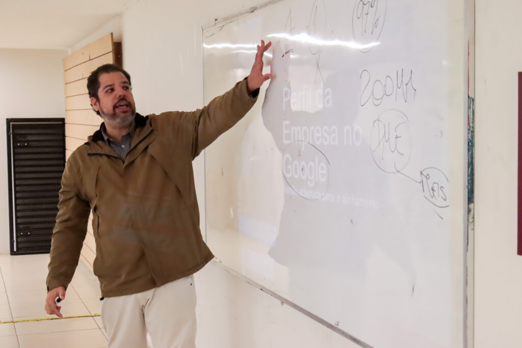 Microempreendedores de São Gonçalo participam de palestra sobre Google Meu Negócio e vendas online.
