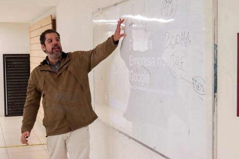 Microempreendedores de São Gonçalo participam de palestra sobre Google Meu Negócio e vendas online.