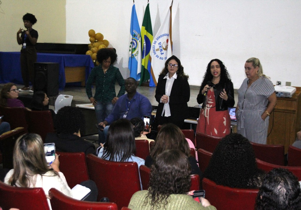 Profissionais da Assistência Social participam do 3º Seminário Integrações na Uerj, em São Gonçalo.