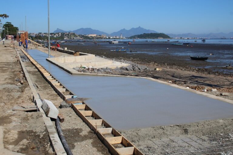Concretagem de calçadas na orla da Praia das Pedrinhas, São Gonçalo, durante obras de revitalização.