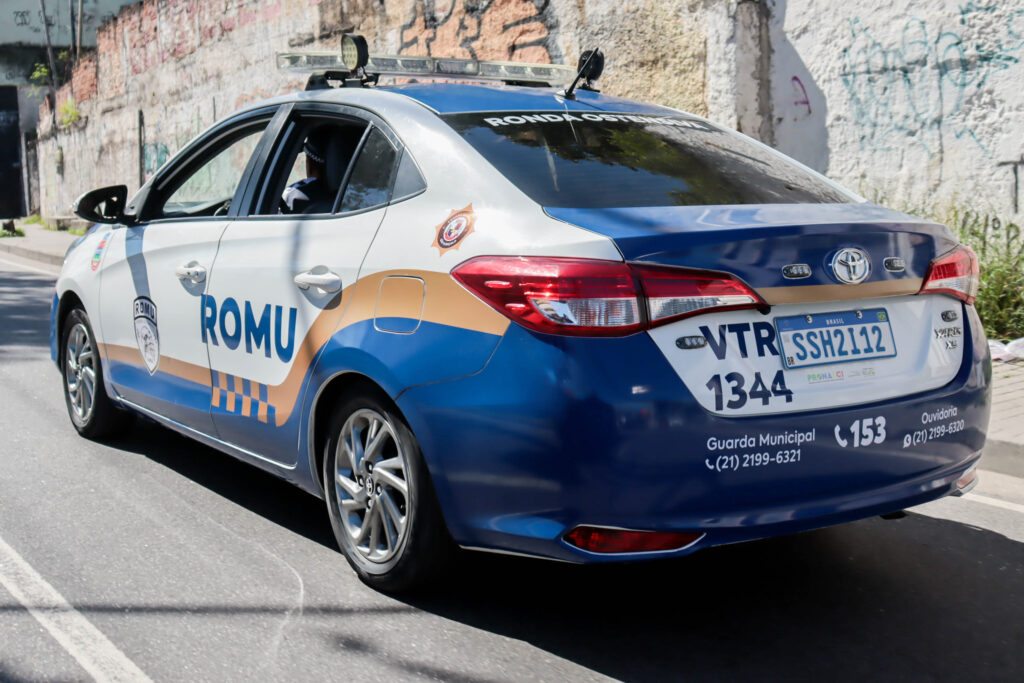 Agentes da ROMU, grupamento armado da Guarda Municipal de São Gonçalo, em patrulhamento com novos uniformes e viaturas.