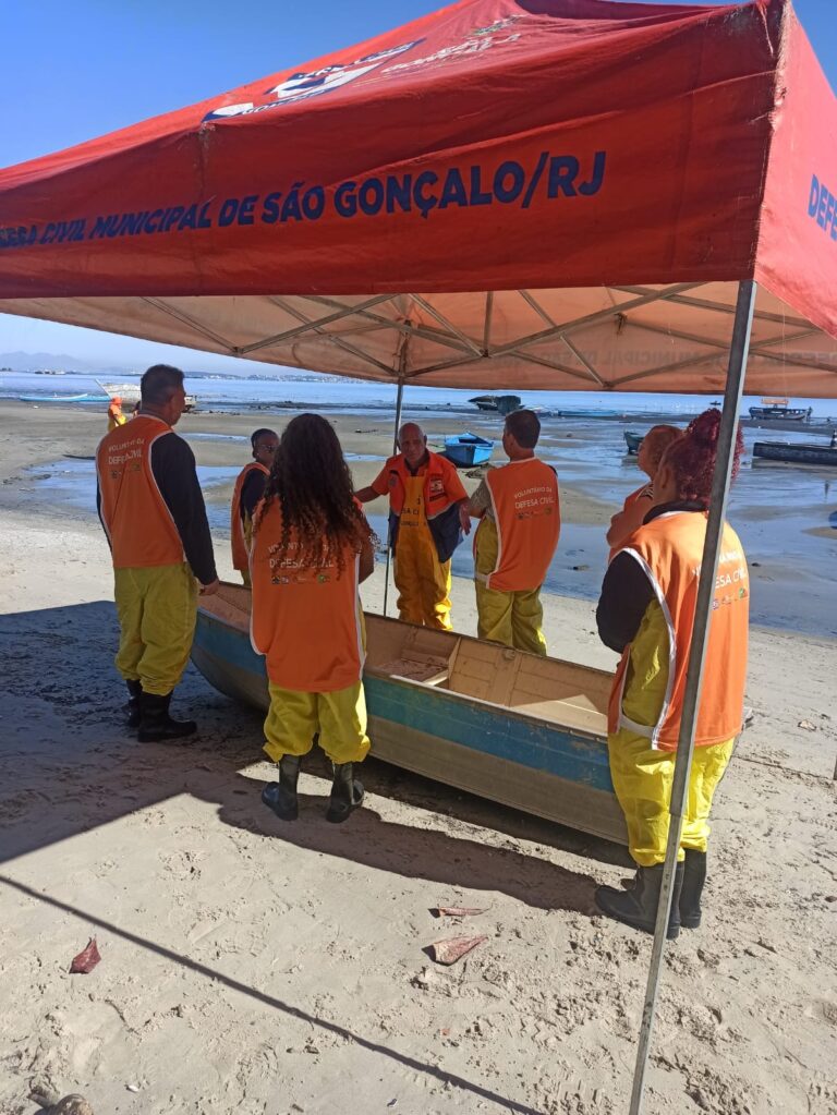 Voluntários da Defesa Civil de São Gonçalo participam de treinamento prático para atuação em cenários de inundação.