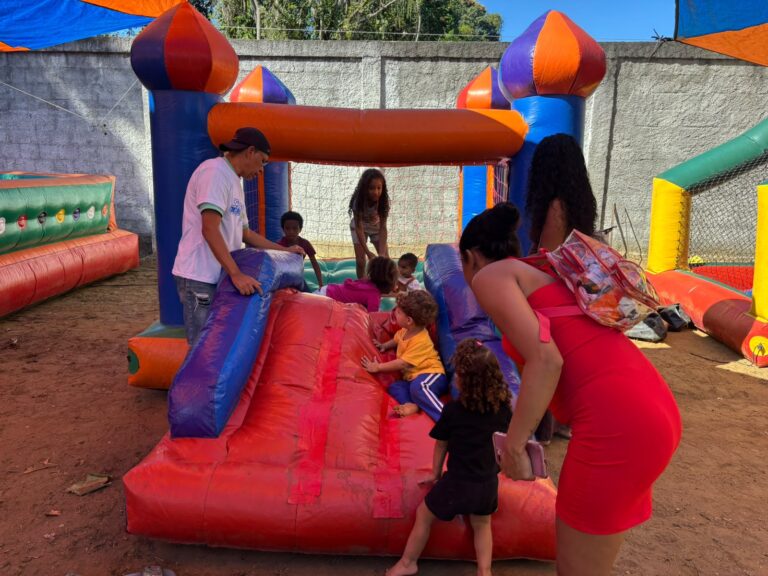 Crianças brincam em pula-pula inflável durante evento da Caravana de Arte e Lazer em São Gonçalo.