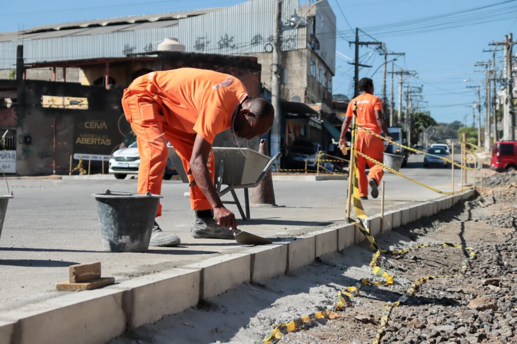 Obras de paisagismo na entrada do Jardim Catarina, em São Gonçalo, com plantio de grama e arbustos.