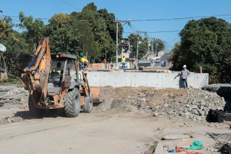 Obras de mobilidade urbana em Guaxindiba, São Gonçalo, com máquinas e trabalhadores construindo novas vias e pontes do projeto MUVI.