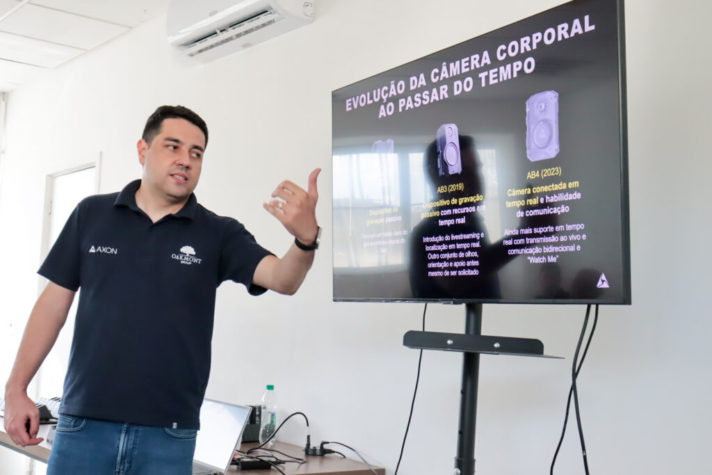Agentes da ROMU da Guarda Municipal de São Gonçalo em treinamento com câmeras corporais na Central de Segurança.