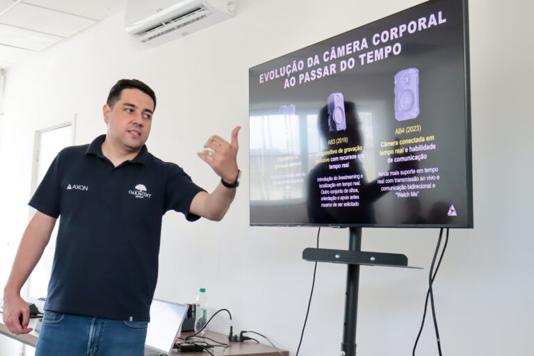 Agentes da ROMU da Guarda Municipal de São Gonçalo em treinamento com câmeras corporais na Central de Segurança.