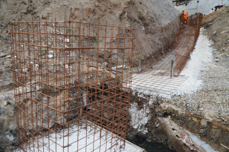 Trabalhadores em obra de contenção de encosta com escada hidráulica em construção em São Gonçalo