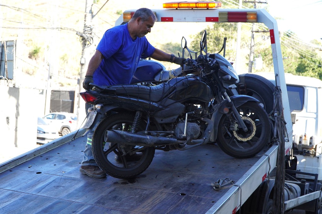 Agentes da Operação Tolerância Zero fiscalizam motocicletas com decibelímetro em São Gonçalo.