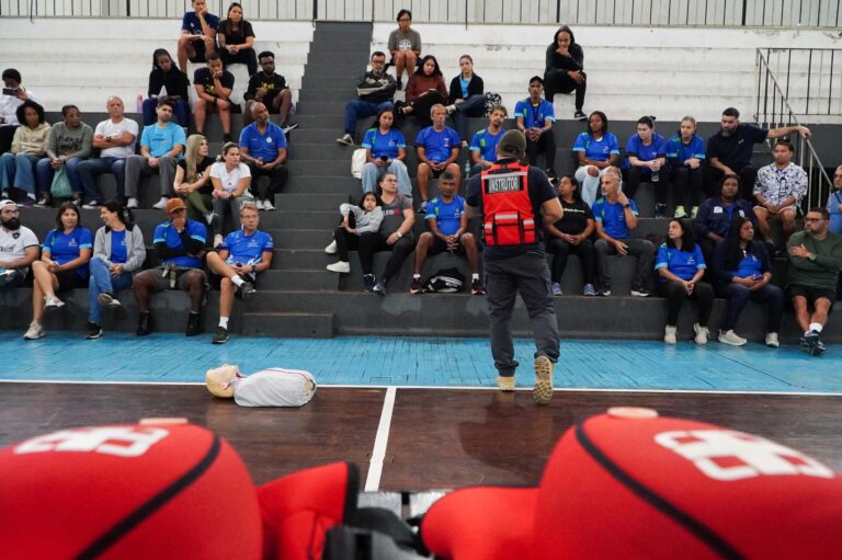 Servidores da Secretaria de Esporte e Lazer de São Gonçalo participam de curso de primeiros socorros.