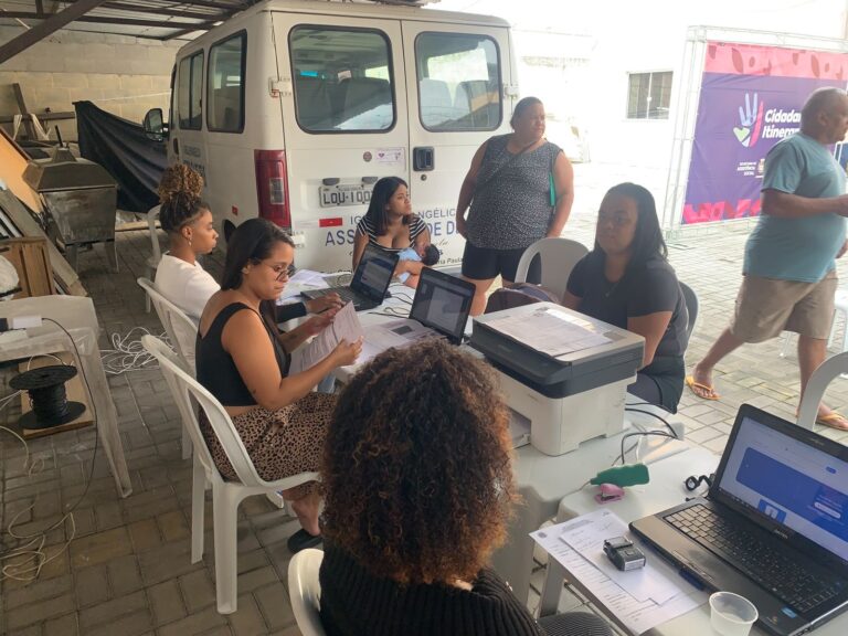 Moradores de São Gonçalo recebem atendimento em projeto Cidadania Itinerante no bairro Maria Paula.