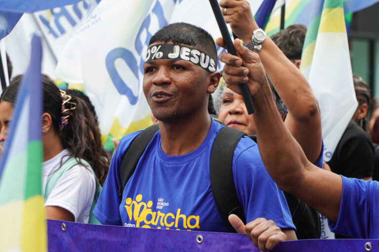 Multidão de fiéis em caminhada durante a Marcha para Jesus pelas ruas de São Gonçalo.