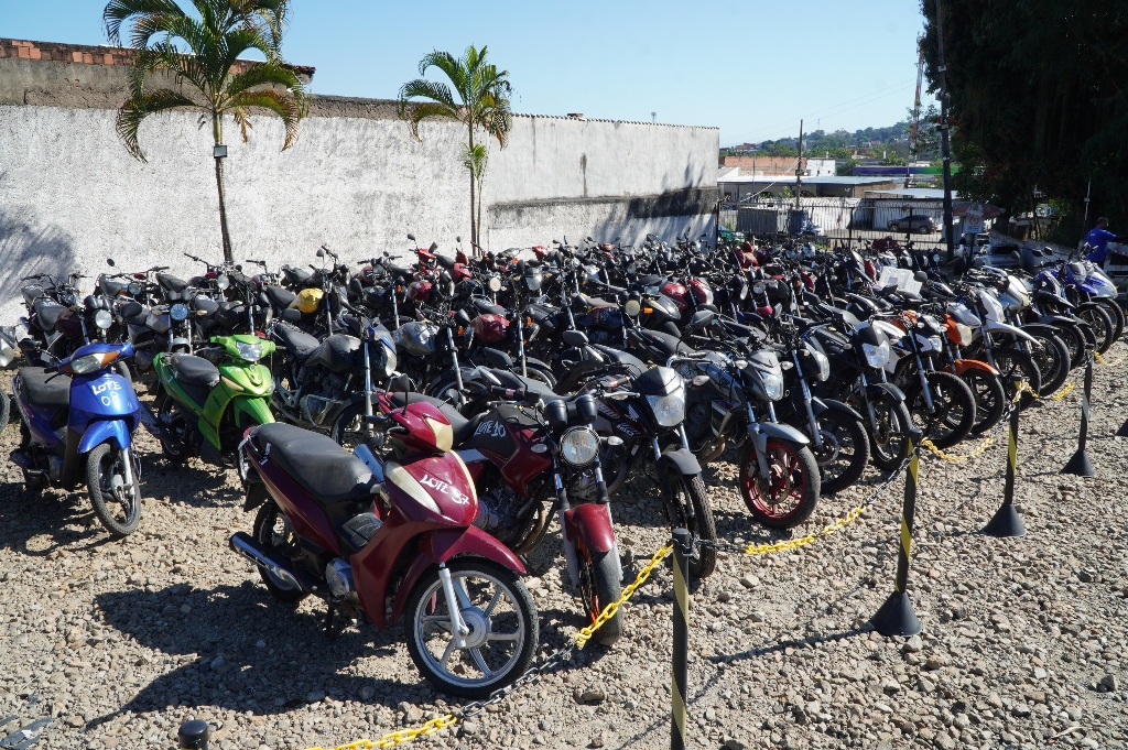 Carros e motos apreendidos em pátio aguardam leilão da Prefeitura de São Gonçalo