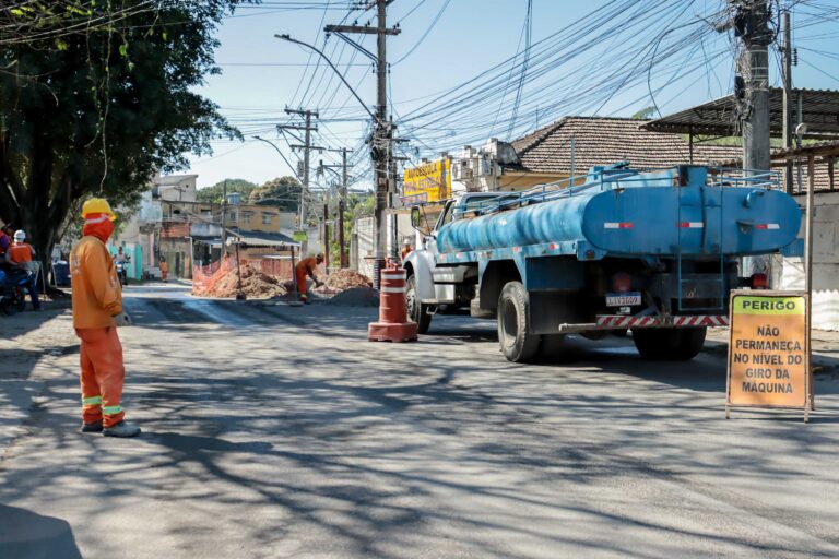 Trabalhadores da prefeitura realizam obras de drenagem em rua de São Gonçalo com máquinas