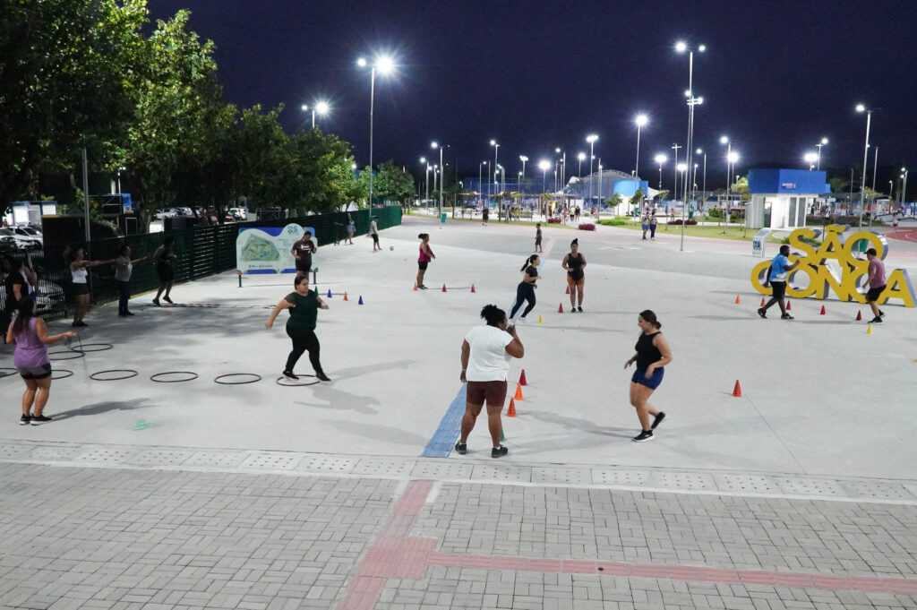 Pessoas praticando treinamento funcional ao ar livre em um parque de São Gonçalo.