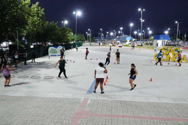 Pessoas praticando treinamento funcional ao ar livre em um parque de São Gonçalo.