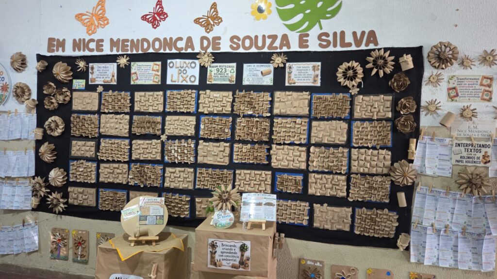 Alunos da Escola Nice Mendonça, em São Gonçalo, exibem trabalhos feitos com rolos de papel higiênico reciclados.