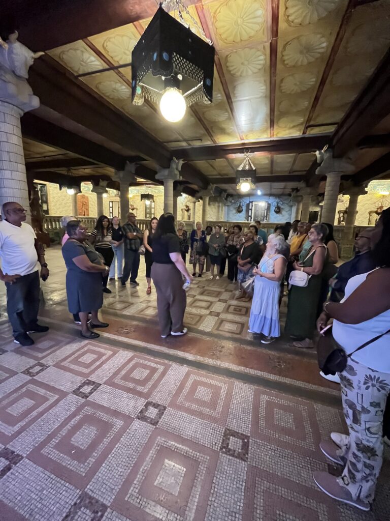 Servidores aposentados de São Gonçalo no Theatro Municipal do Rio, participando de passeio cultural da Funasg.
