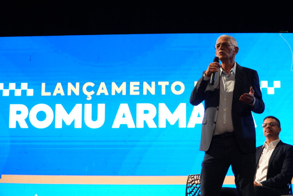 Guardas municipais de São Gonçalo com uniformes, coletes e pistolas durante cerimônia de lançamento da ROMU.