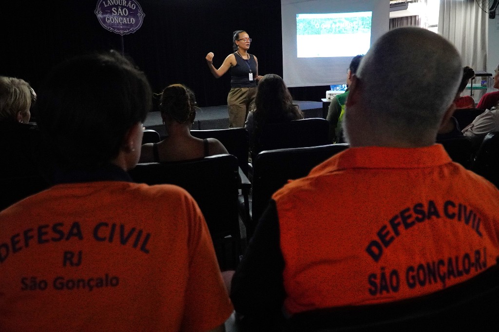 Lideranças comunitárias e representantes da prefeitura em reunião sobre o Plano Municipal de Redução de Riscos em São Gonçalo.
