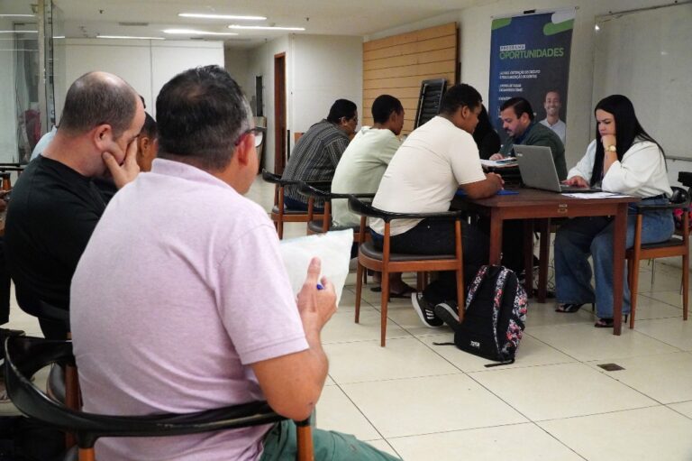 Moradores de São Gonçalo em evento de emprego do Programa Oportunidades no Partage Shopping buscando vagas.