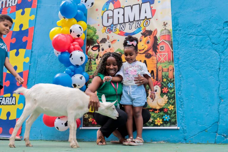 Crianças autistas interagem com cabras e patos em terapia assistida por animais no CRMA de São Gonçalo.