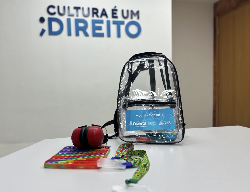 Mochila sensorial com abafador, bolinha antiestresse e óculos escuros em espaço cultural de Niterói
