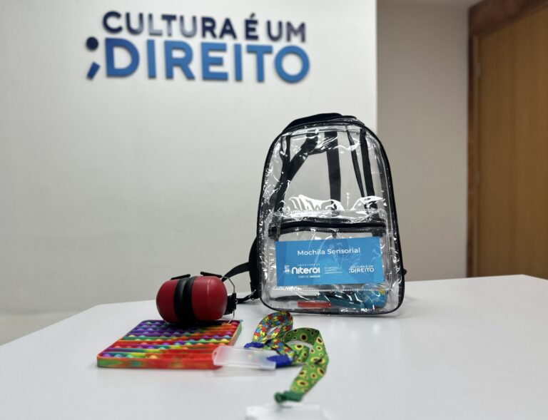 Mochila sensorial com abafador, bolinha antiestresse e óculos escuros em espaço cultural de Niterói
