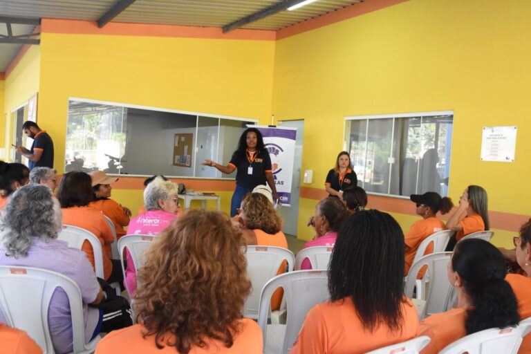 Mulheres participam de aula prática sobre compostagem em Niterói, parte do programa Reciclagem Criativa da Clin.
