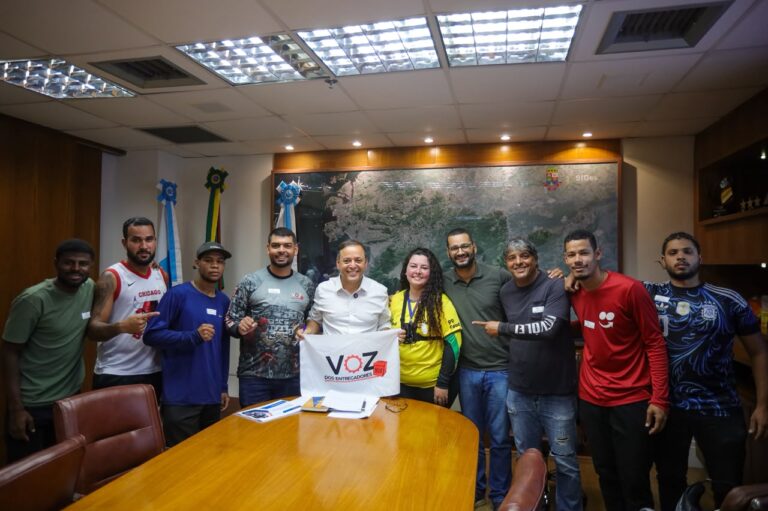 Prefeito Rodrigo Neves apresenta programa para entregadores em Niterói, com representantes da categoria.