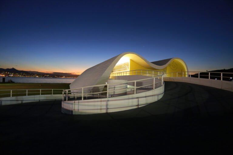 Teatro Popular Oscar Niemeyer em Niterói, um dos locais dos cursos de qualificação cultural do Projeto Bastidores.