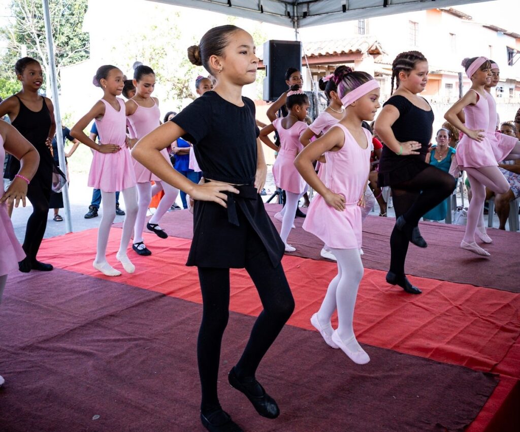 Jovens se apresentam em festival de dança com diversos estilos como ballet, K-Pop e danças urbanas em Maricá.