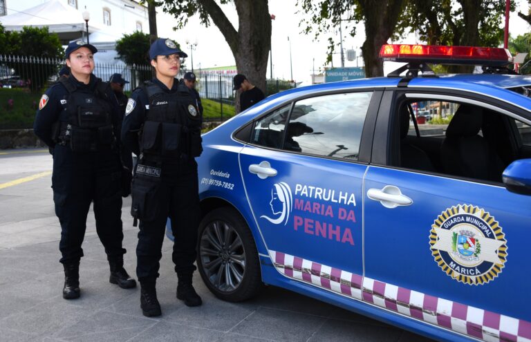 Mulher recebendo apoio em Maricá durante o Agosto Lilás, simbolizando a rede de proteção contra a violência