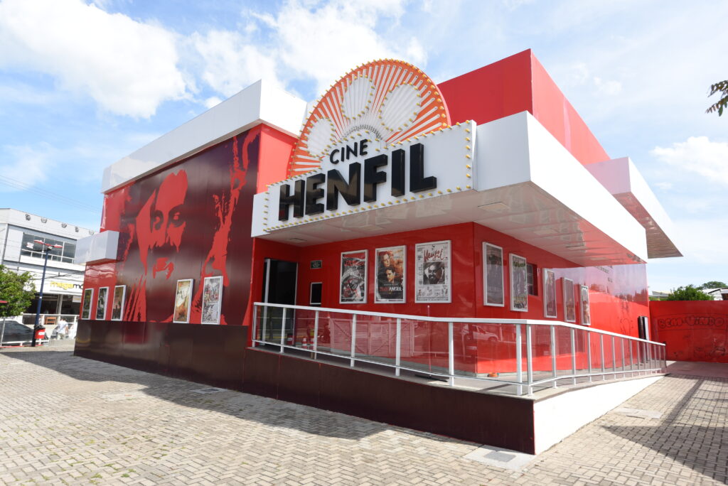 Pessoas participam de evento cultural em Maricá, com atividades de cinema e cultura geek.