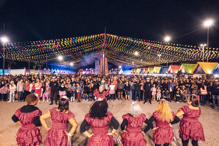 Grupo de quadrilha junina em apresentação colorida durante evento cultural em Maricá