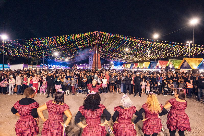Grupo de quadrilha junina em apresentação colorida durante evento cultural em Maricá