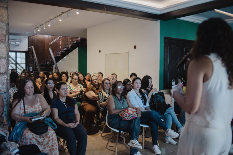 Mulheres participam de evento cultural e de empreendedorismo na Arena da Barra em Maricá
