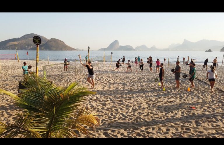 Aberto de Primavera de Beach Tennis na Praia de Icaraí em Niterói, com jogadores em quadra e público.