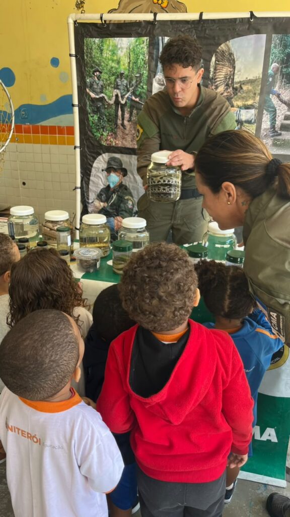 Alunos em Niterói participam de atividade lúdica sobre prevenção de queimadas e meio ambiente