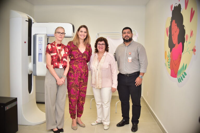 Vice-prefeita Isabel Swan, secretária Ilza Fellows e diretora Anita Albrecht junto ao novo mamógrafo em Niterói