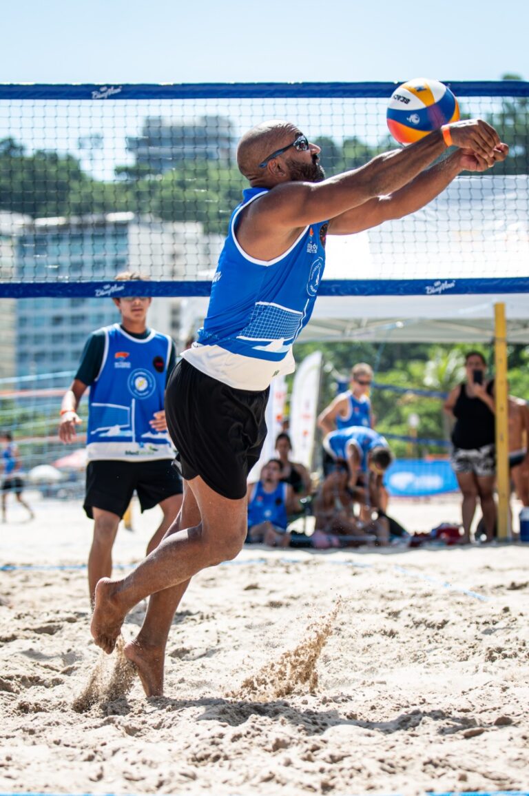 Praia de Icaraí em Niterói com o Museu de Arte Contemporânea (MAC) ao fundo, sediando evento de vôlei de praia.