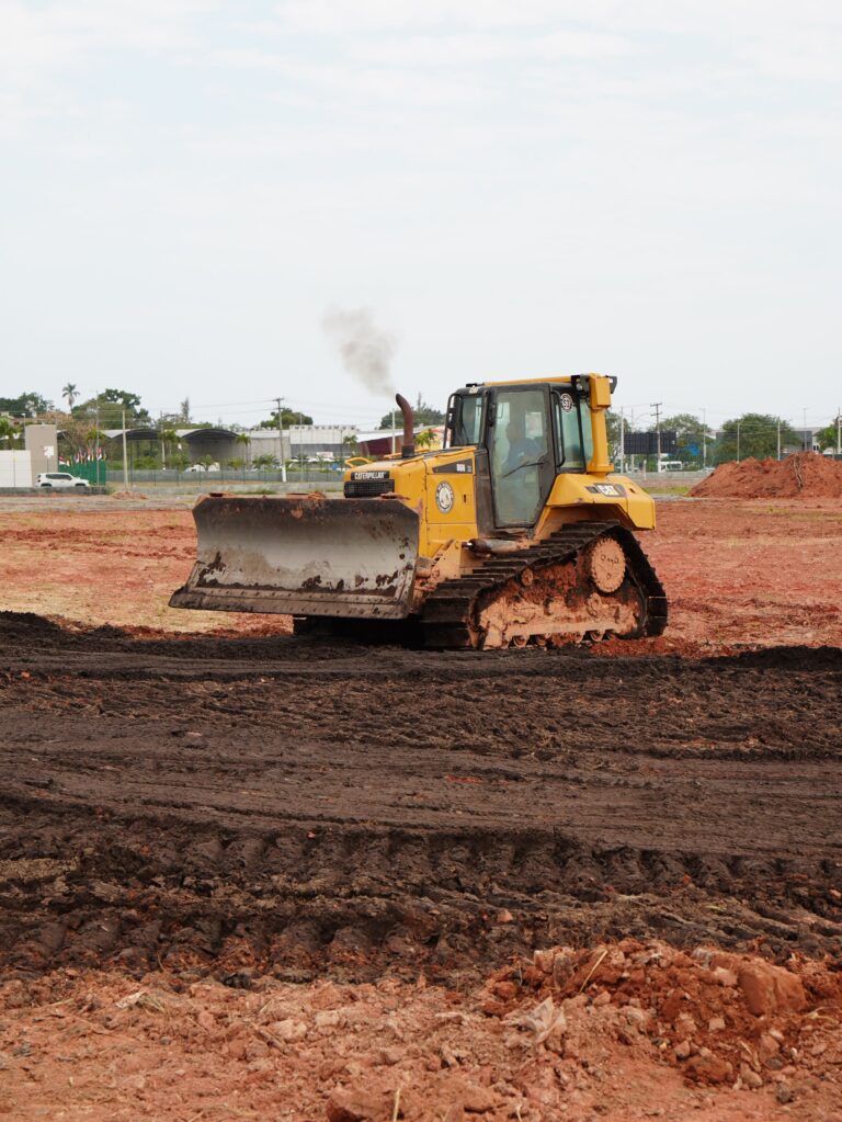 Máquinas em operação durante a terraplanagem do terreno do futuro Plaza Maricá em Maricá.